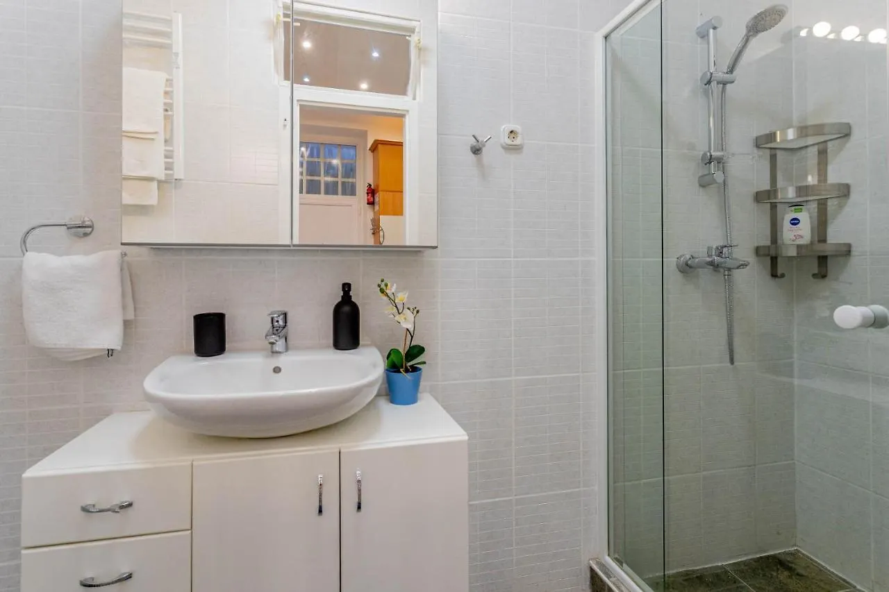 Luxurious Cozy 1Br Apt - 2Min Walk To Gozsduyard! Apartamento Budapeste Hungria
