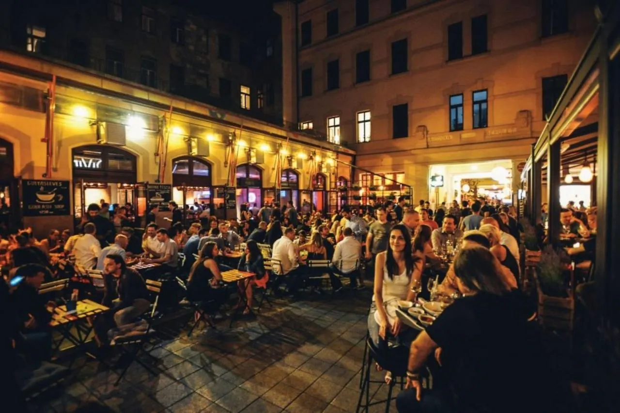 Luxurious Cozy 1Br Apt - 2Min Walk To Gozsduyard! Apartamento Budapeste 0*,