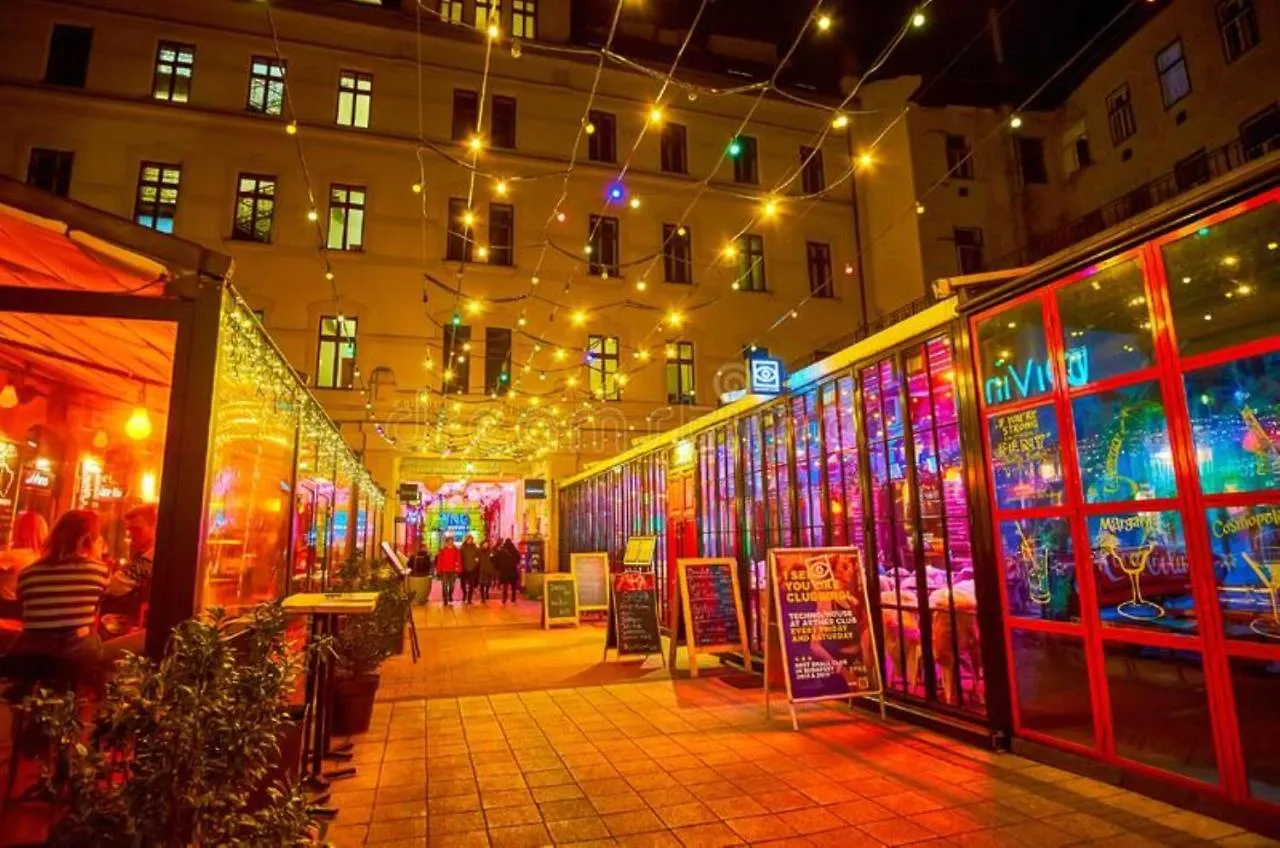Luxurious Cozy 1Br Apt - 2Min Walk To Gozsduyard! Apartamento Budapeste