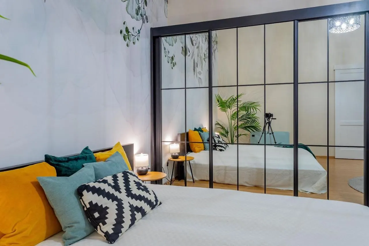 Luxurious Cozy 1Br Apt - 2Min Walk To Gozsduyard! Apartamento Budapeste