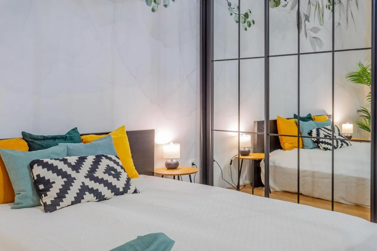 Luxurious Cozy 1Br Apt - 2Min Walk To Gozsduyard! Apartamento Budapeste 0*,  Hungria