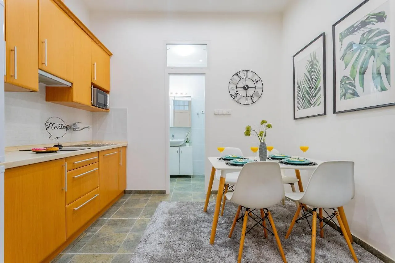 Luxurious Cozy 1Br Apt - 2Min Walk To Gozsduyard! Apartamento Budapeste