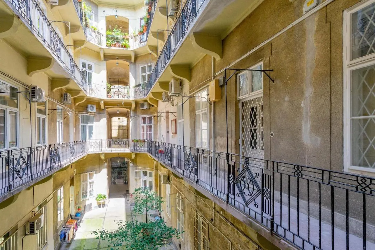 Luxurious Cozy 1Br Apt - 2Min Walk To Gozsduyard! Apartamento Budapeste Hungria