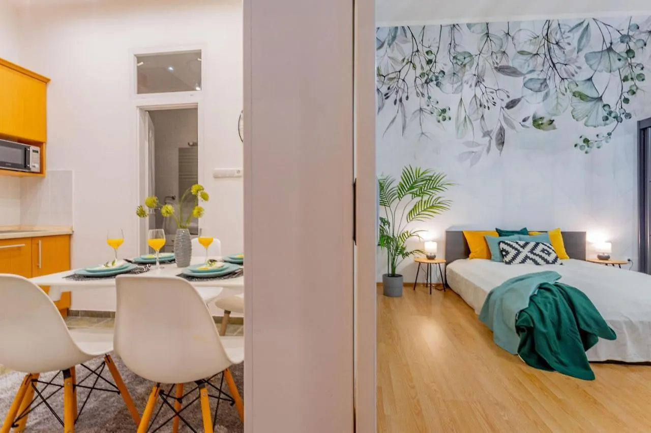 Luxurious Cozy 1Br Apt - 2Min Walk To Gozsduyard! Apartamento Budapeste