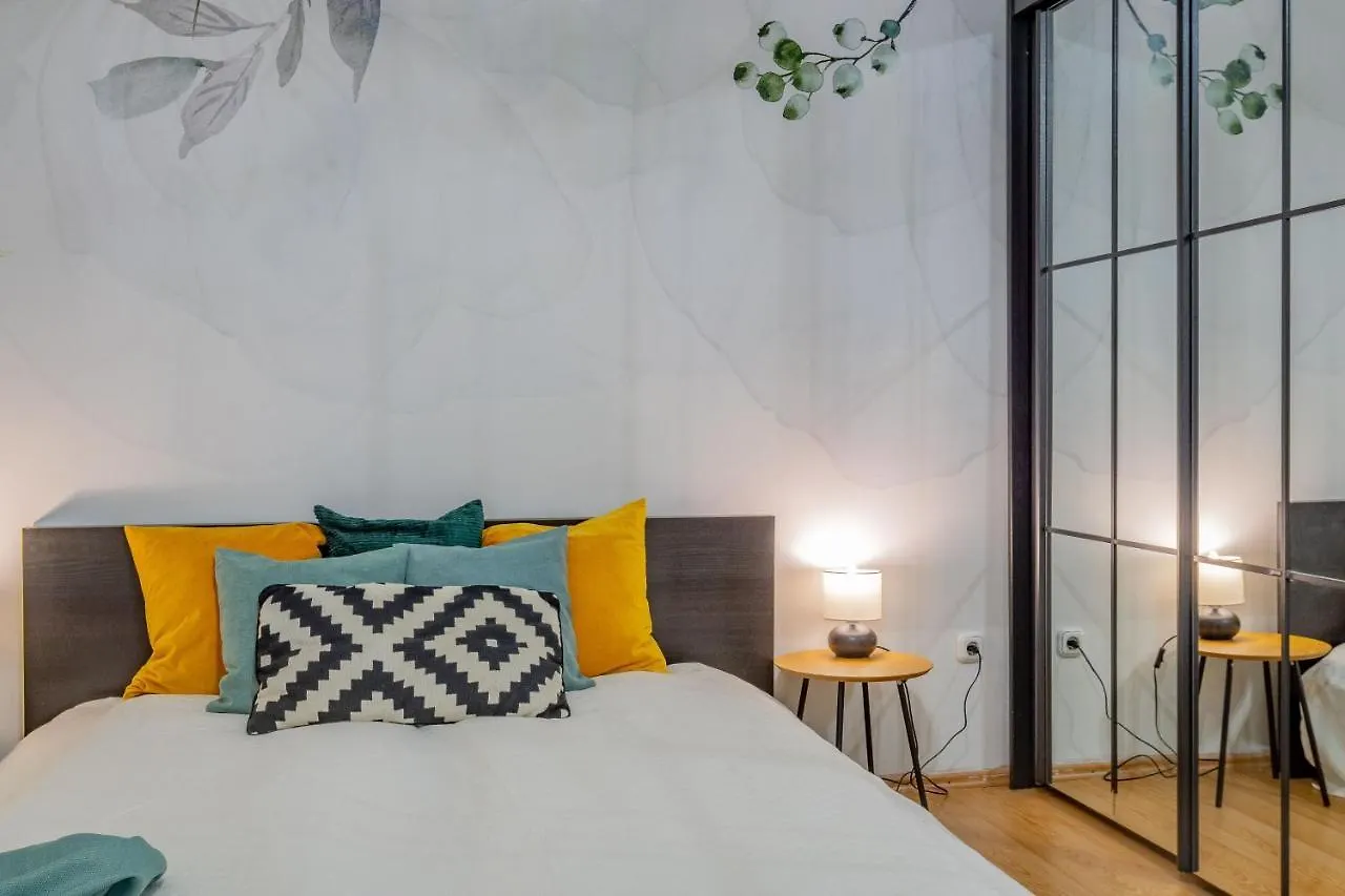 Luxurious Cozy 1Br Apt - 2Min Walk To Gozsduyard! Apartamento Budapeste