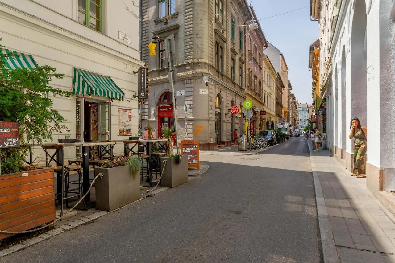 Luxurious Cozy 1Br Apt - 2Min Walk To Gozsduyard! Apartamento Budapeste