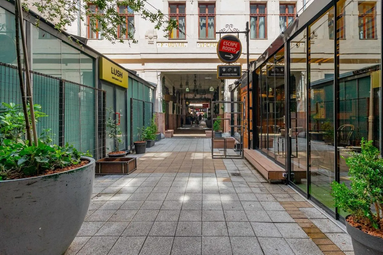 Luxurious Cozy 1Br Apt - 2Min Walk To Gozsduyard! Apartamento Budapeste