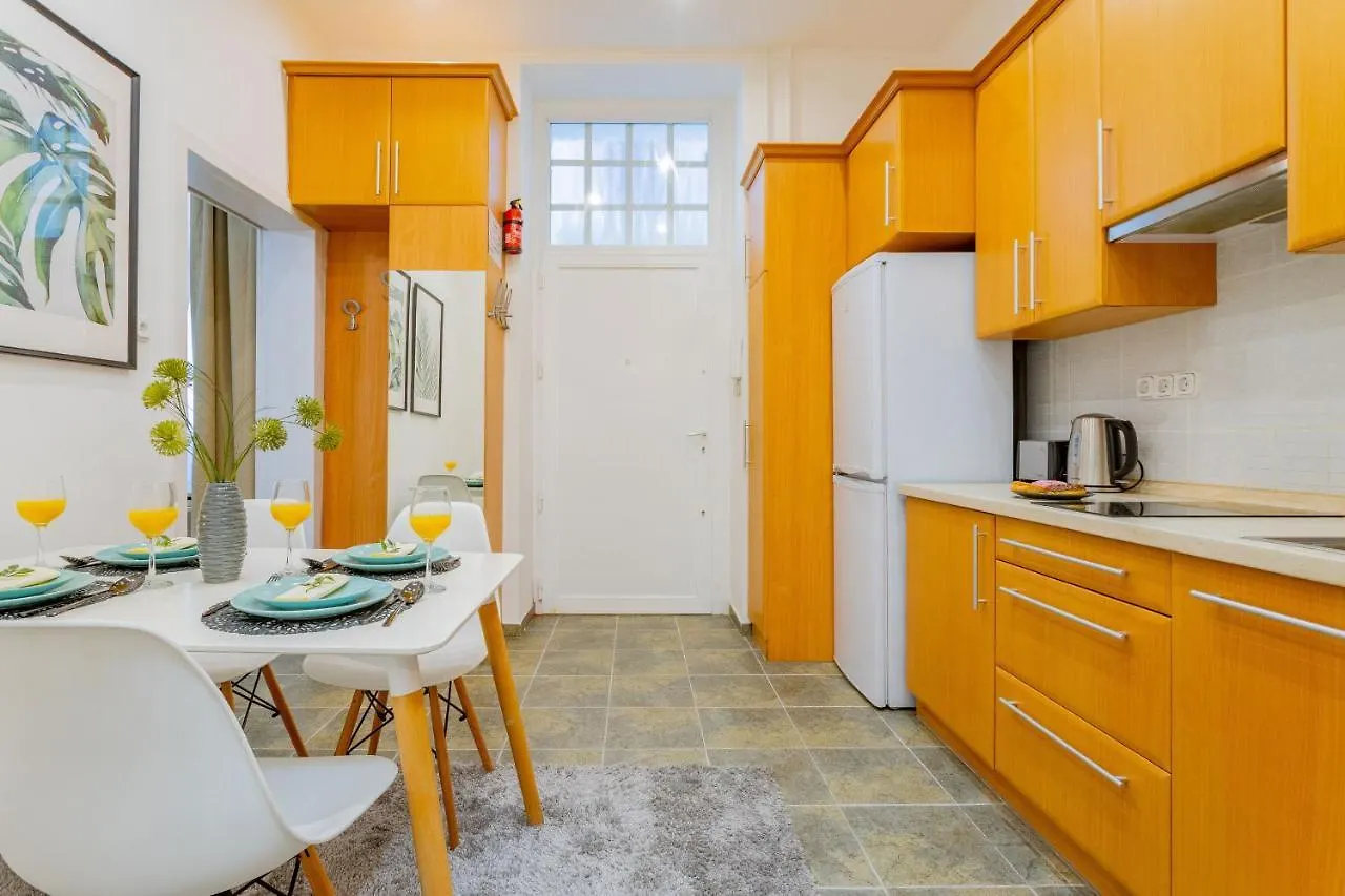 Luxurious Cozy 1Br Apt - 2Min Walk To Gozsduyard! Apartamento Budapeste 0*,  Hungria